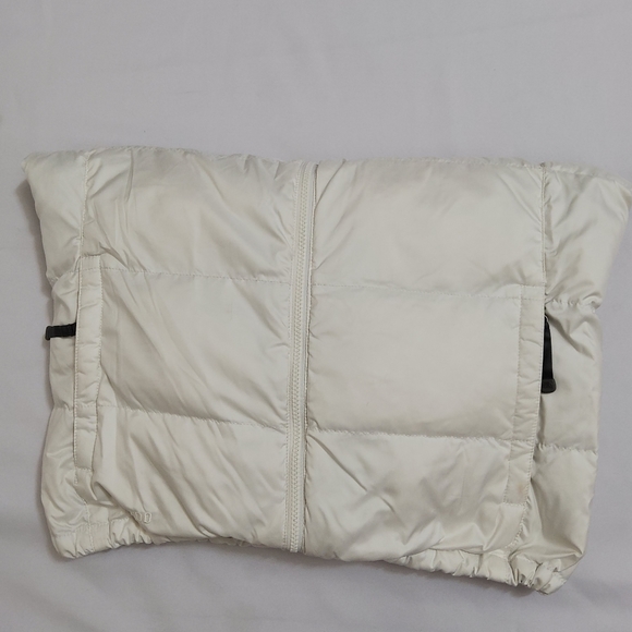 SOLD The North Face Women’s White/Grey 700 Fill Goose Down Puffer Vest - Picture 8 of 12